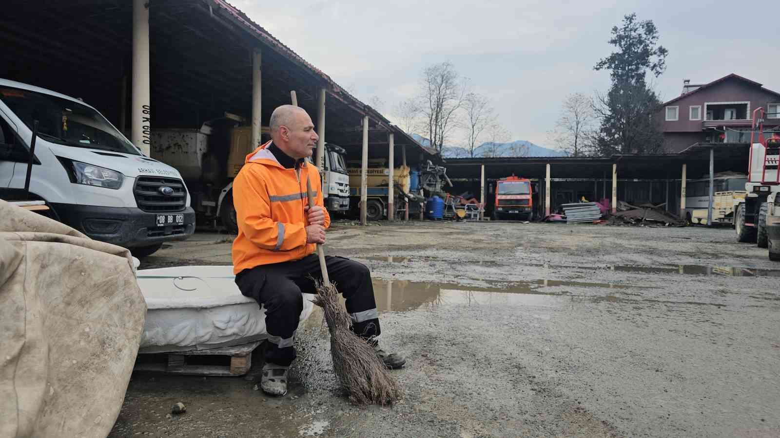 bu-temizlik-gorevlisi-muzik-sesine-dayanamiyor