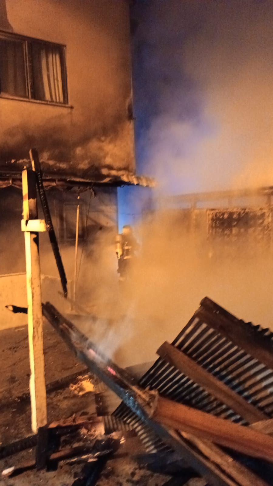 caycumada-kazan-dairesinde-cikan-yangin-eve-sicradi