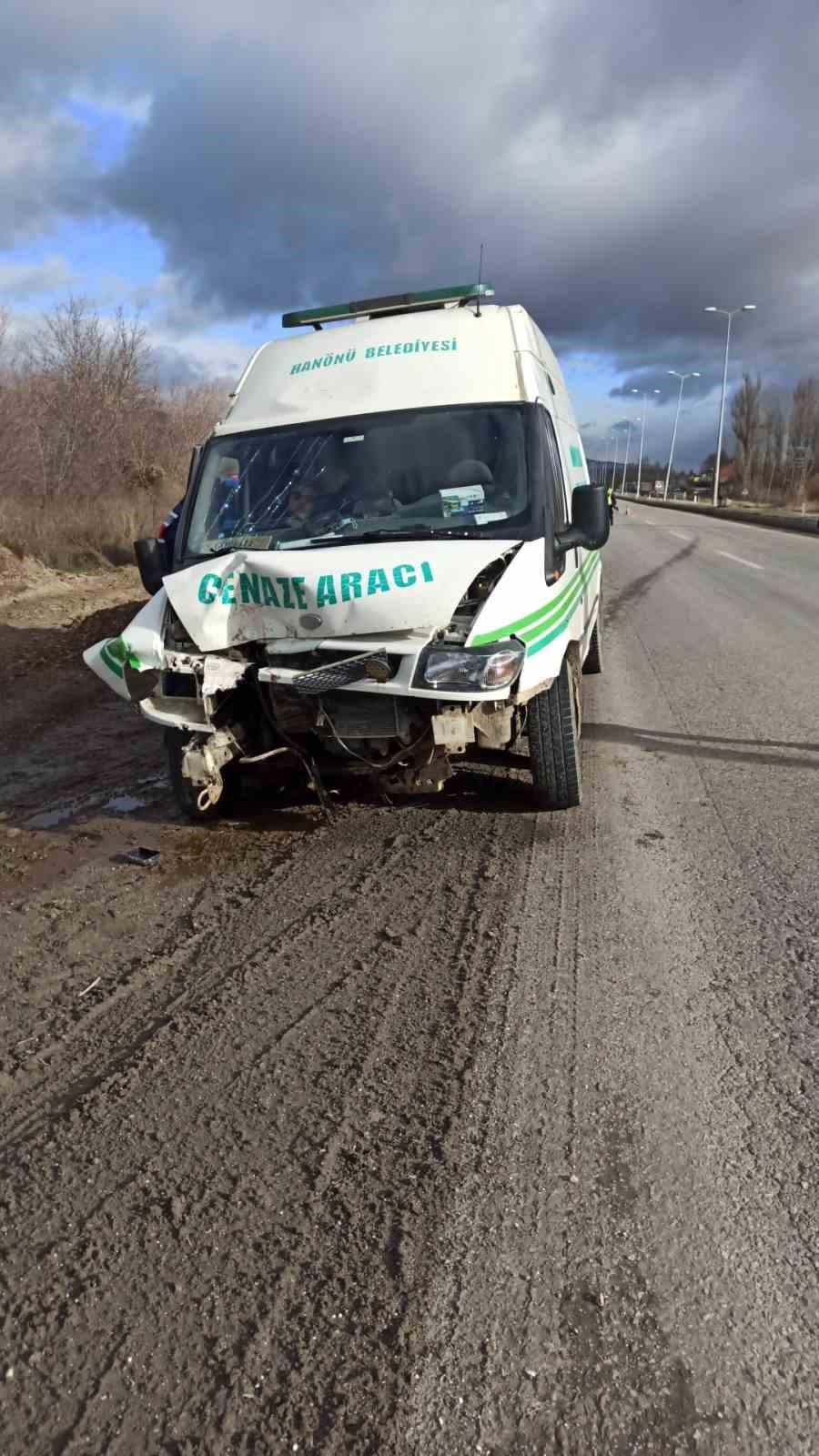 cenaze-araci-ile-traktor-carpisti-4-yarali