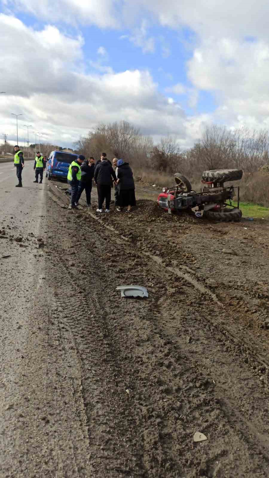 cenaze-araci-ile-traktor-carpisti-4-yarali