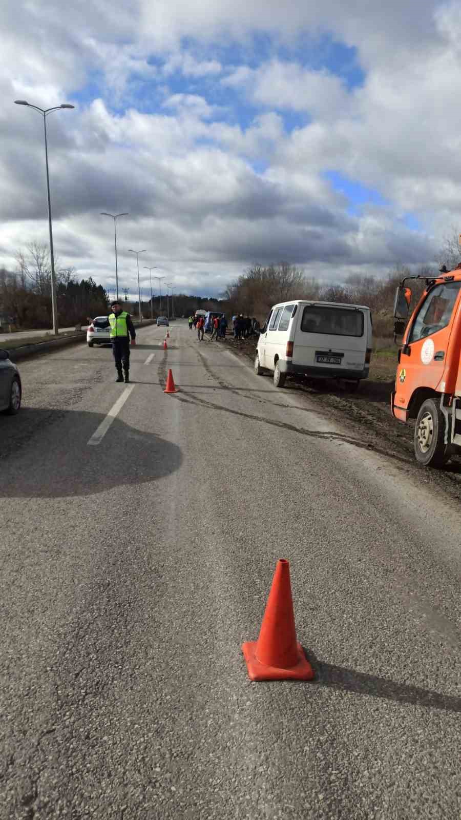 cenaze-araci-ile-traktor-carpisti-4-yarali