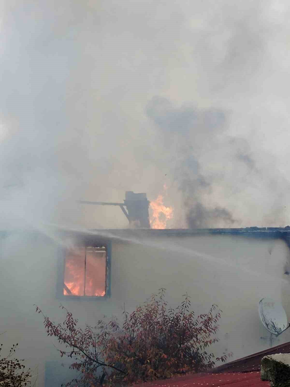 corumda-alev-alev-yanan-ev-kullanilmaz-hale-geldi