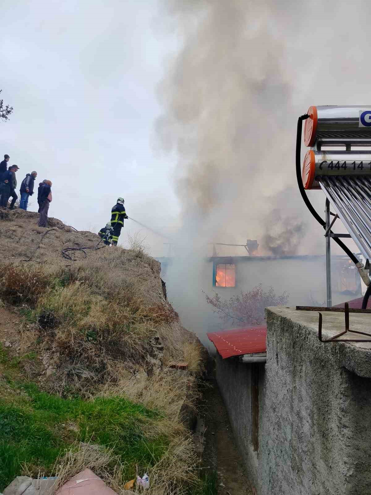 corumda-alev-alev-yanan-ev-kullanilmaz-hale-geldi