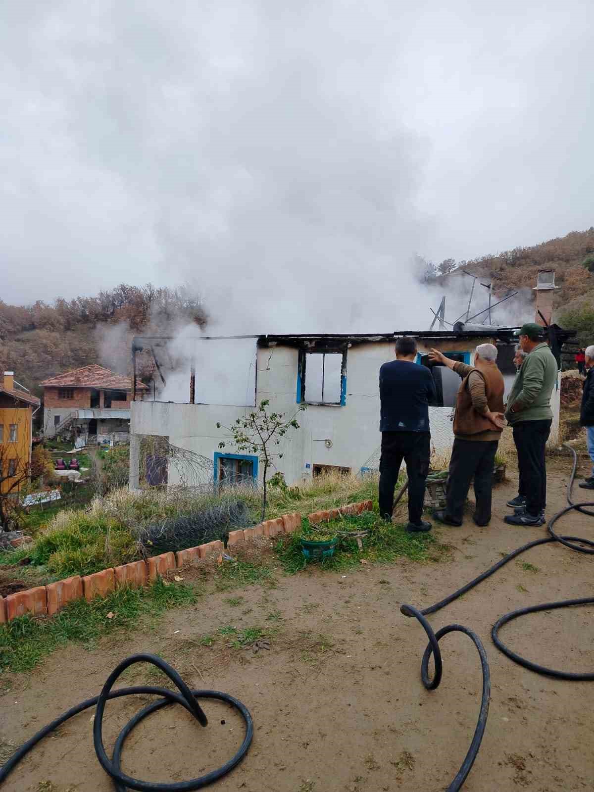 corumda-alev-alev-yanan-ev-kullanilmaz-hale-geldi