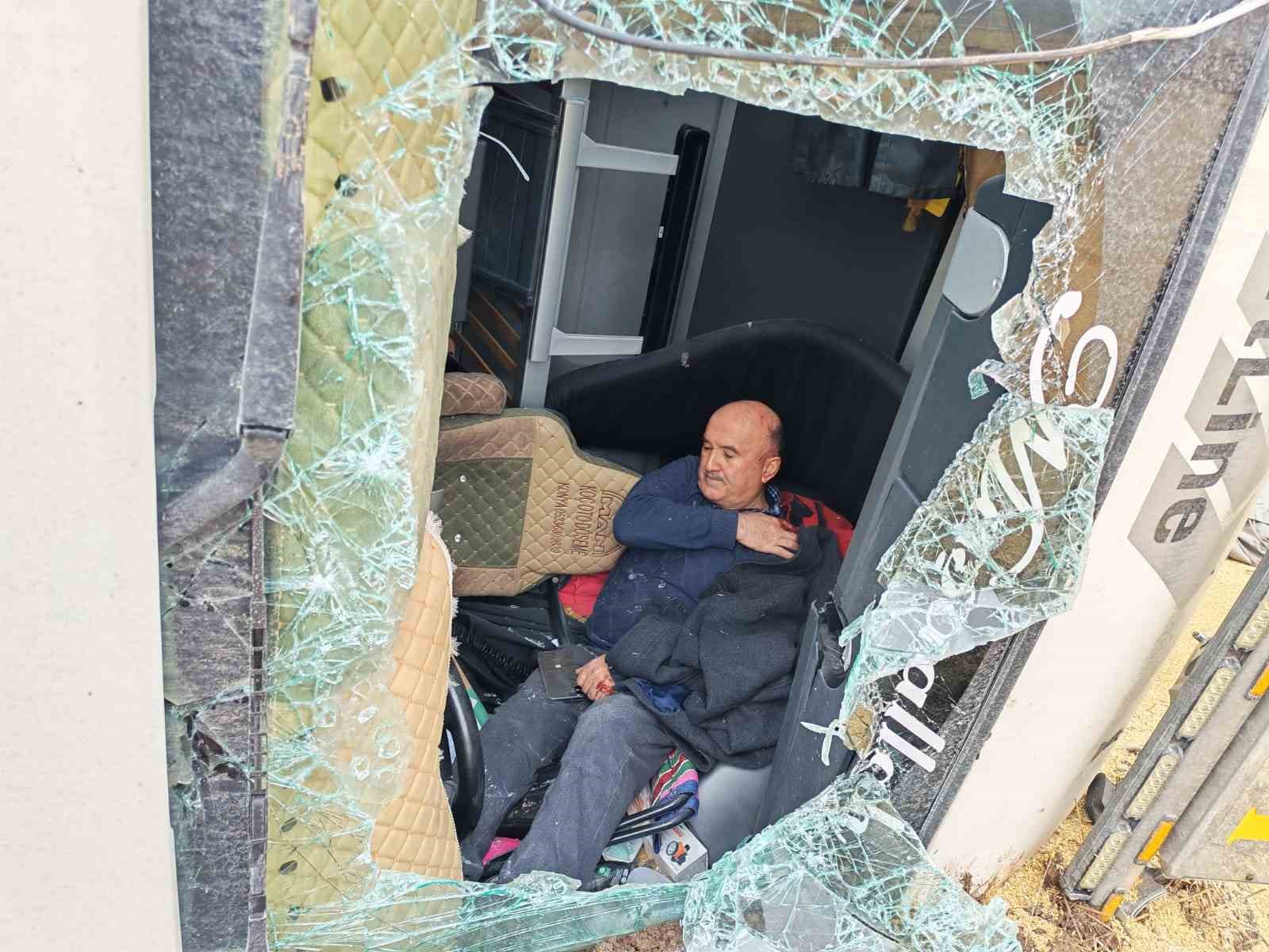 corumda-devrilen-tirin-surucusu-yaralandi