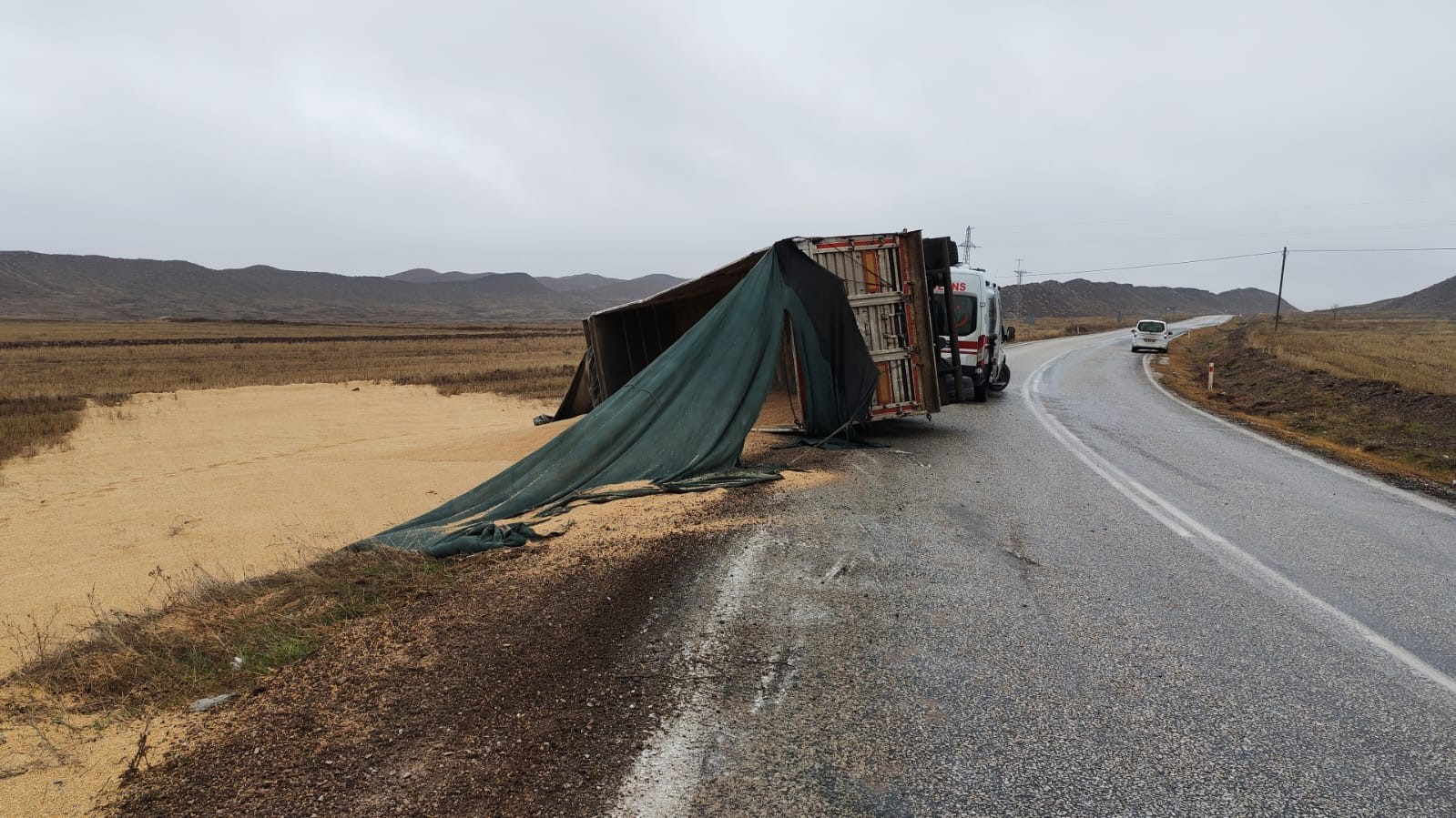 corumda-devrilen-tirin-surucusu-yaralandi