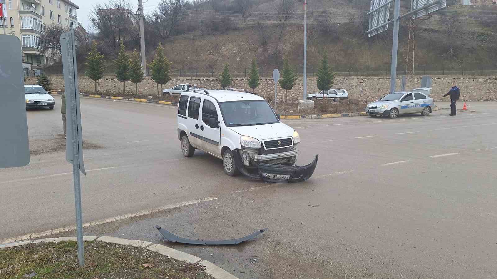 corumda-hafif-ticari-arac-ile-otomobil-capisti-1-yarali