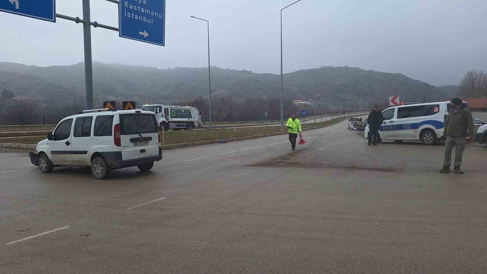 corumda-hafif-ticari-arac-ile-otomobil-capisti-1-yarali