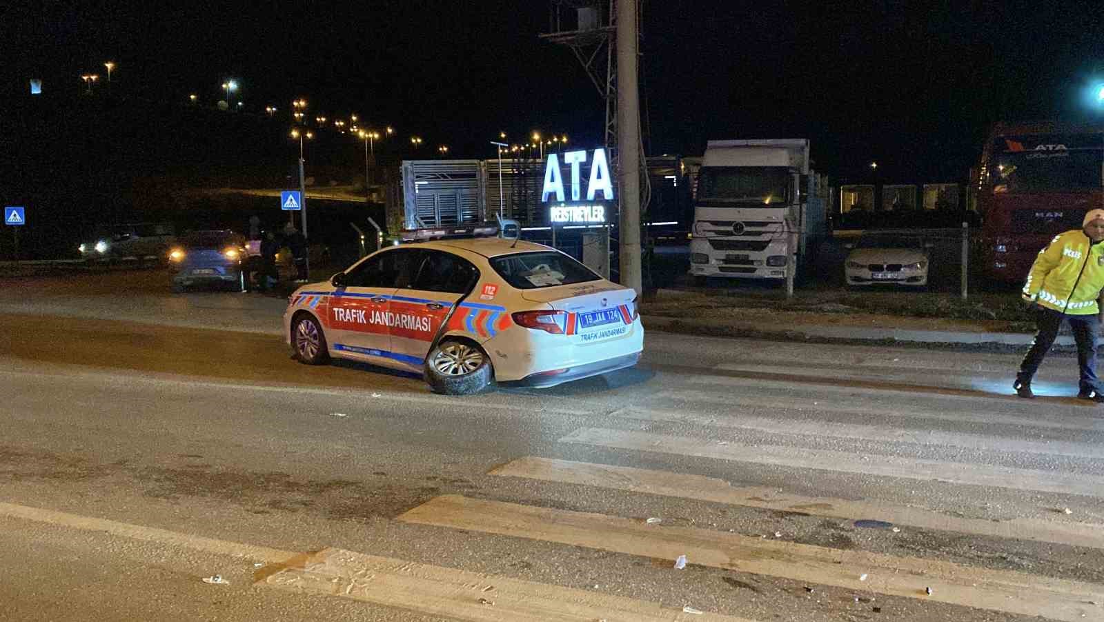 corumda-kirmizi-isikta-zincirleme-kaza-2-jandarma-personeli-yaralandi