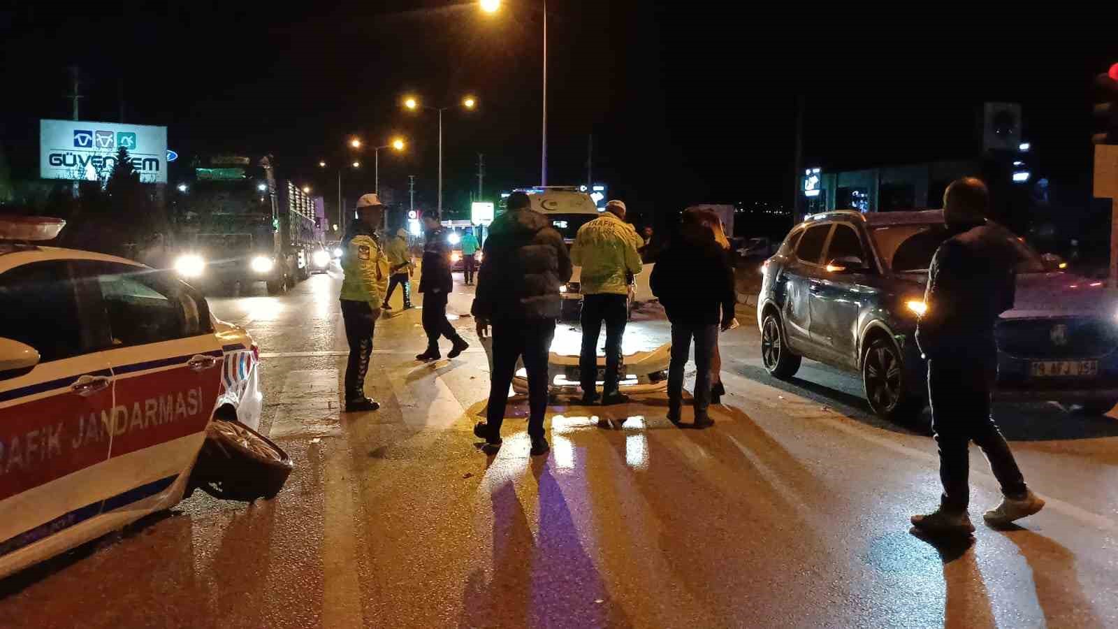 corumda-kirmizi-isikta-zincirleme-kaza-2-jandarma-personeli-yaralandi