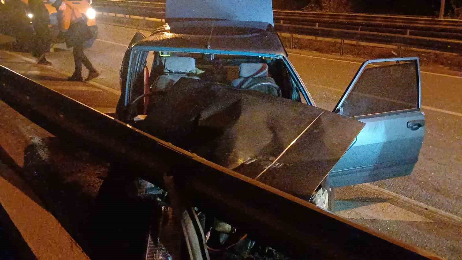 corumda-otomobil-bariyerlere-carpti-1-yarali