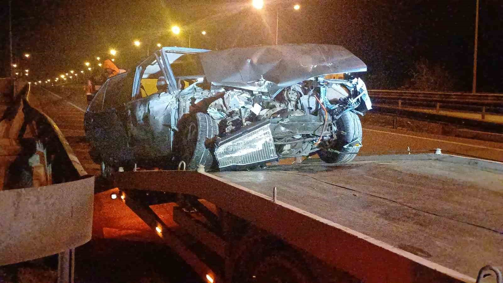 corumda-otomobil-bariyerlere-carpti-1-yarali