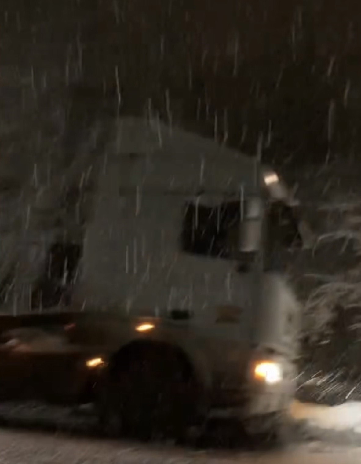 duzcede-gecis-guzergahlarinda-tirlar-makasladi-yollar-kismen-kapandi