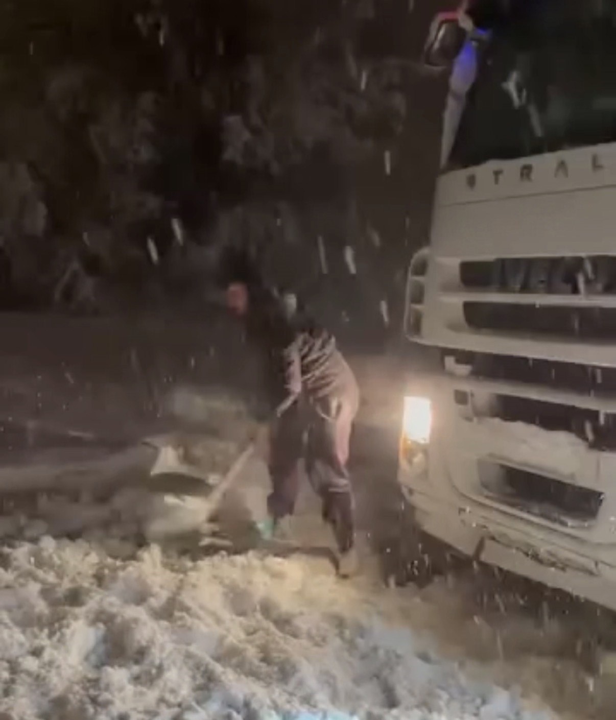 duzcede-gecis-guzergahlarinda-tirlar-makasladi-yollar-kismen-kapandi