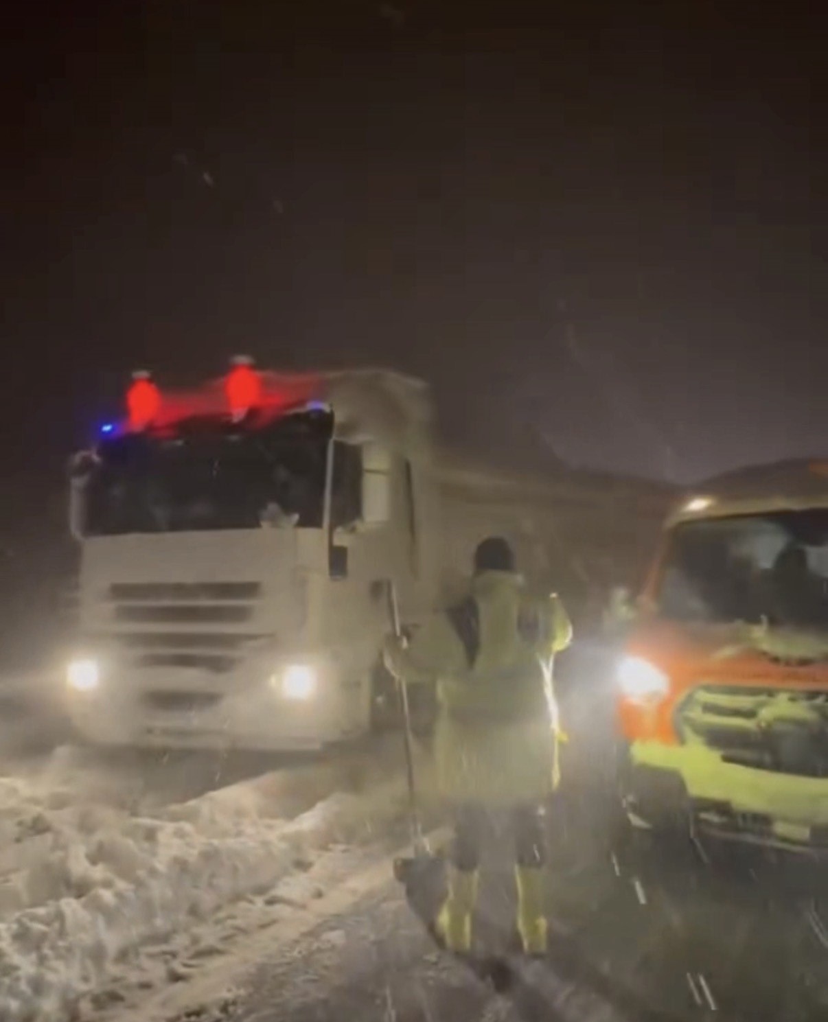 duzcede-gecis-guzergahlarinda-tirlar-makasladi-yollar-kismen-kapandi