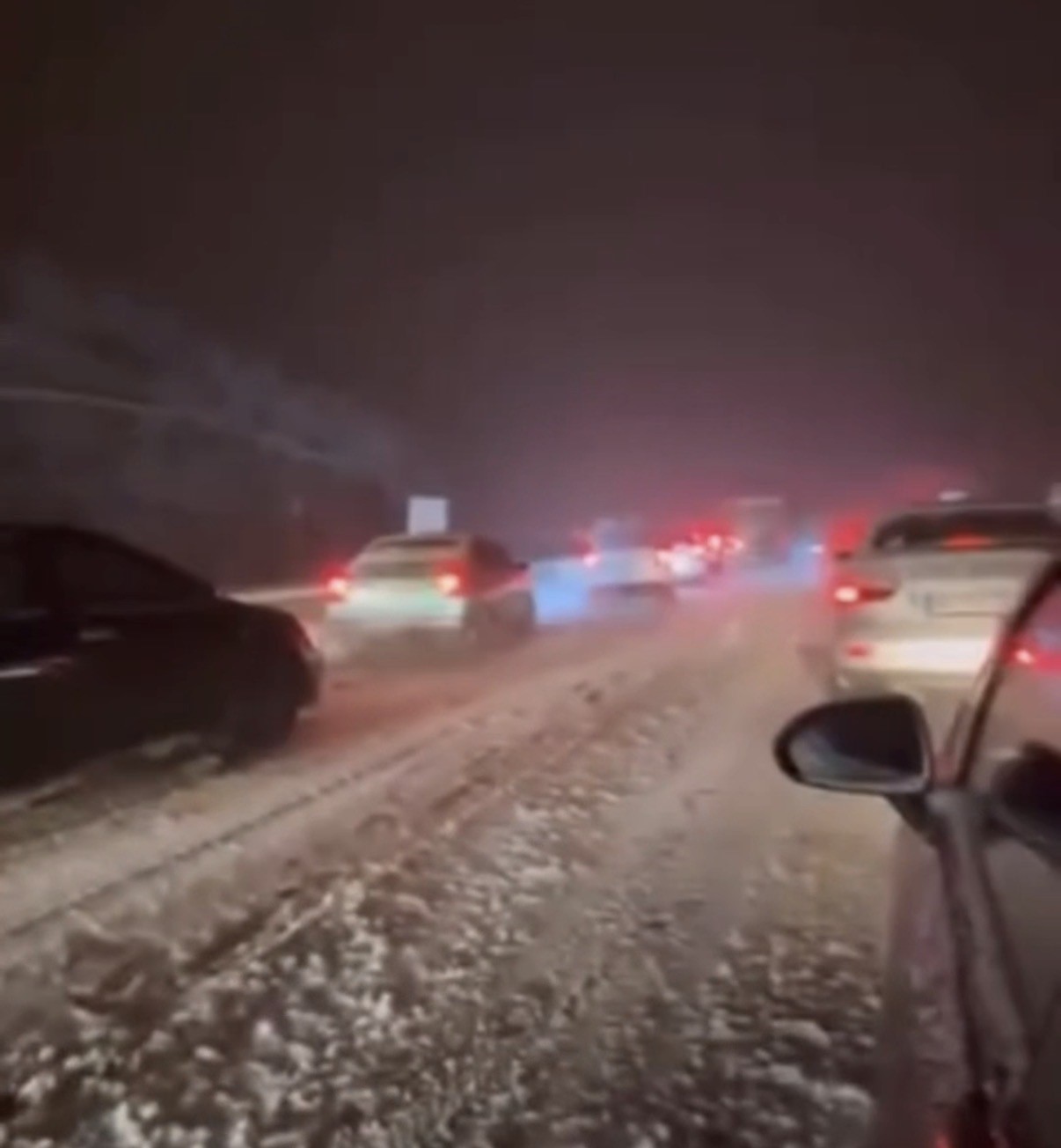 duzcede-gecis-guzergahlarinda-tirlar-makasladi-yollar-kismen-kapandi