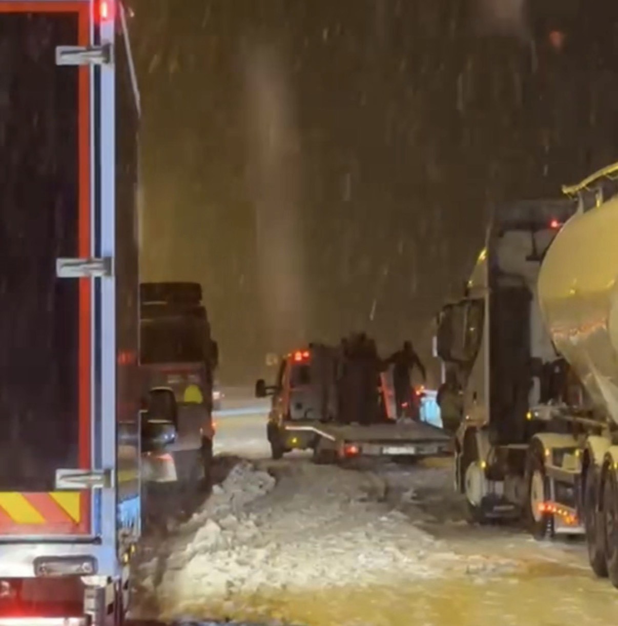 duzcede-gecis-guzergahlarinda-tirlar-makasladi-yollar-kismen-kapandi