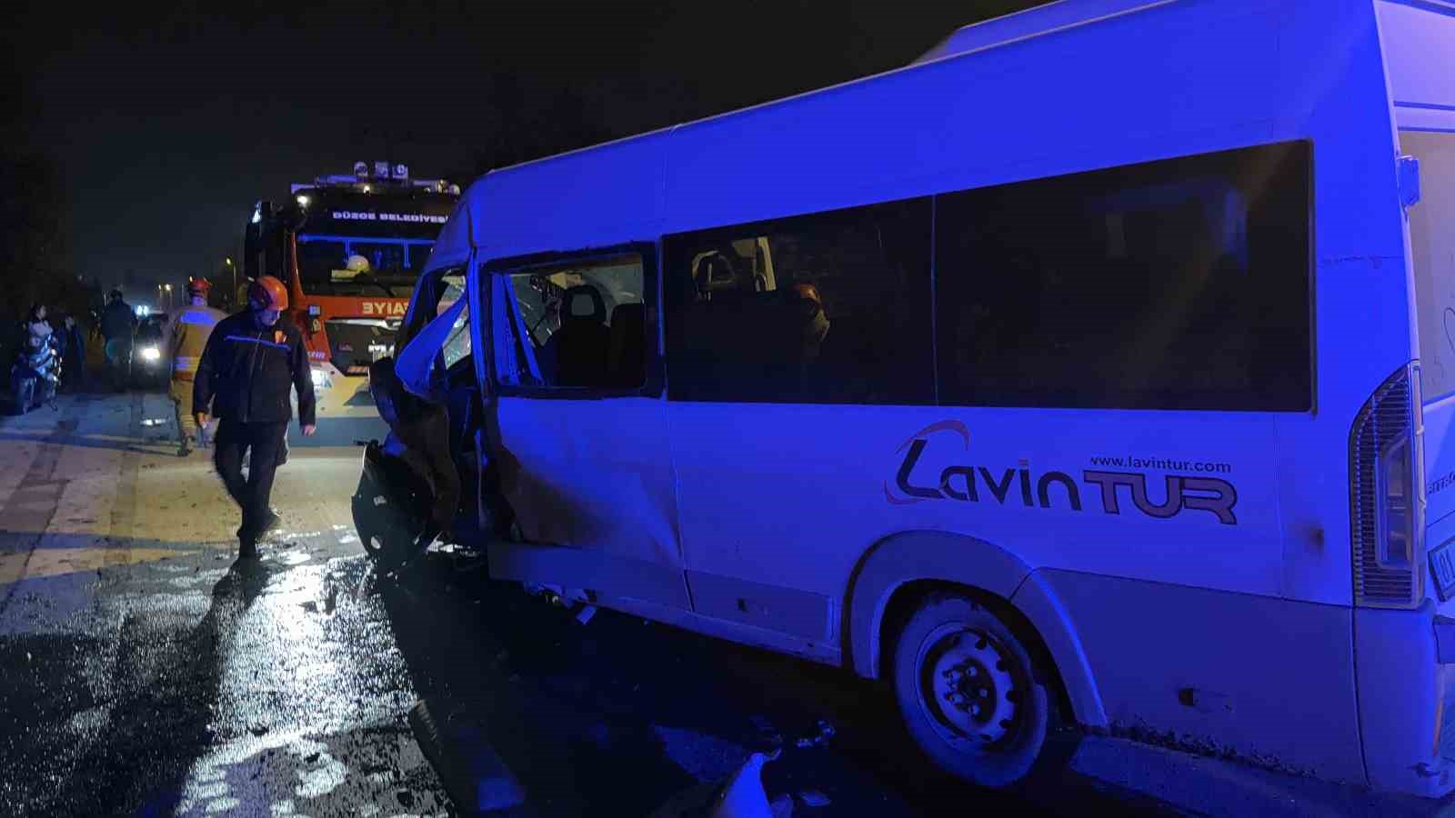 duzcede-minibus-ile-otomobil-carpisti-3-yarali