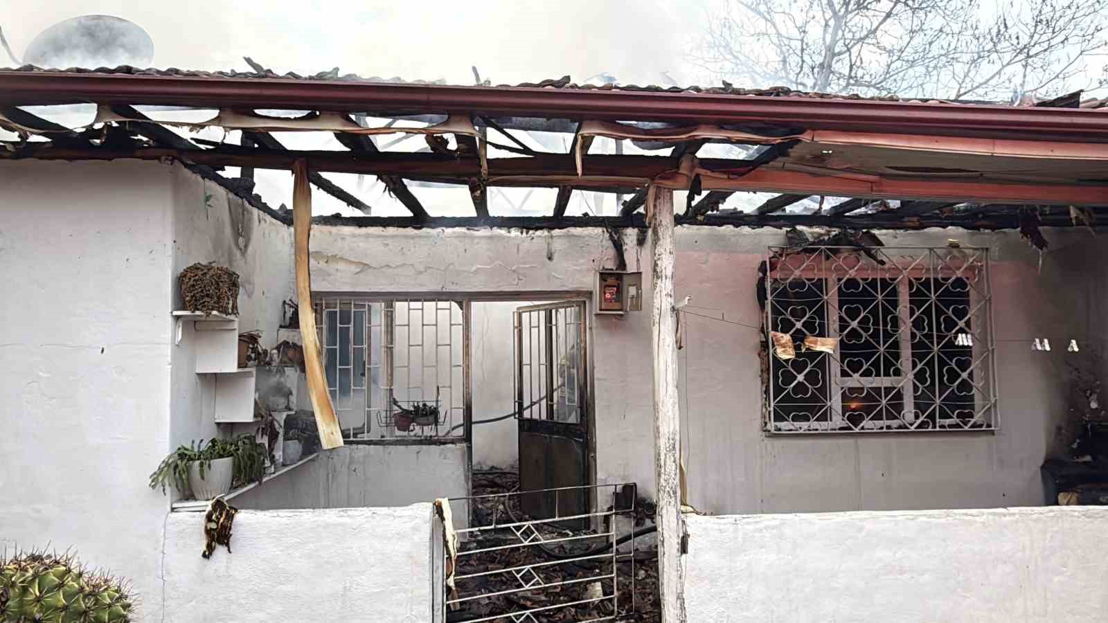 erbaada-elektrik-kontagindan-cikan-yangin-evi-kule-cevirdi