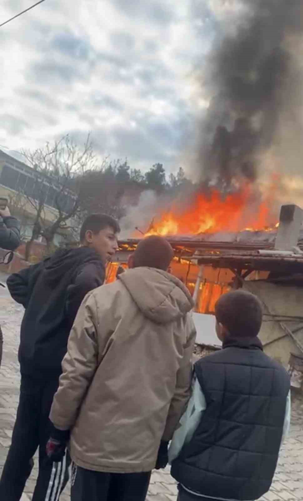 erbaada-elektrik-kontagindan-cikan-yangin-evi-kule-cevirdi