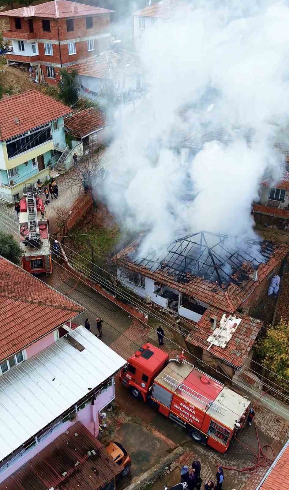 erbaada-elektrik-kontagindan-cikan-yangin-evi-kule-cevirdi