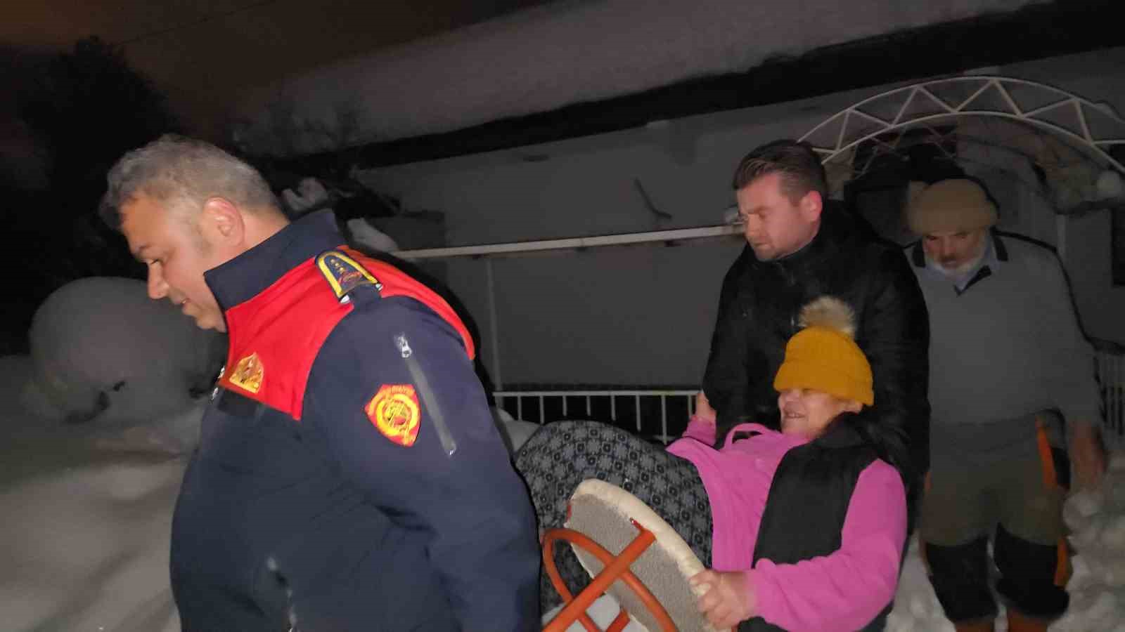 evlerinde-mahsur-kalan-engelli-anne-ve-kizi-ekiplerce-kurtarildi