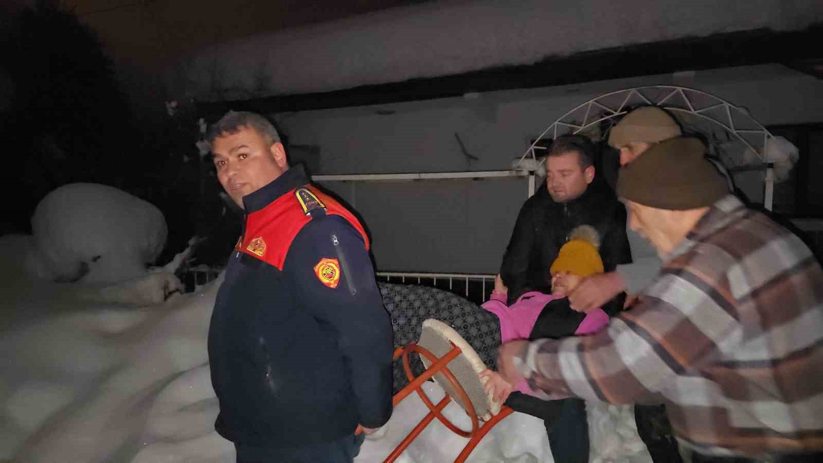 evlerinde-mahsur-kalan-engelli-anne-ve-kizi-ekiplerce-kurtarildi