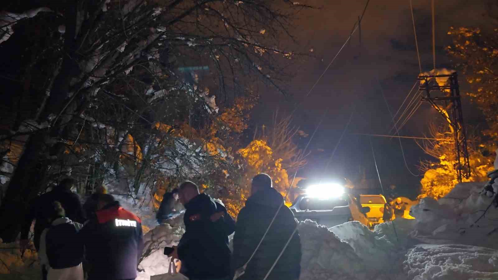 evlerinde-mahsur-kalan-engelli-anne-ve-kizi-ekiplerce-kurtarildi