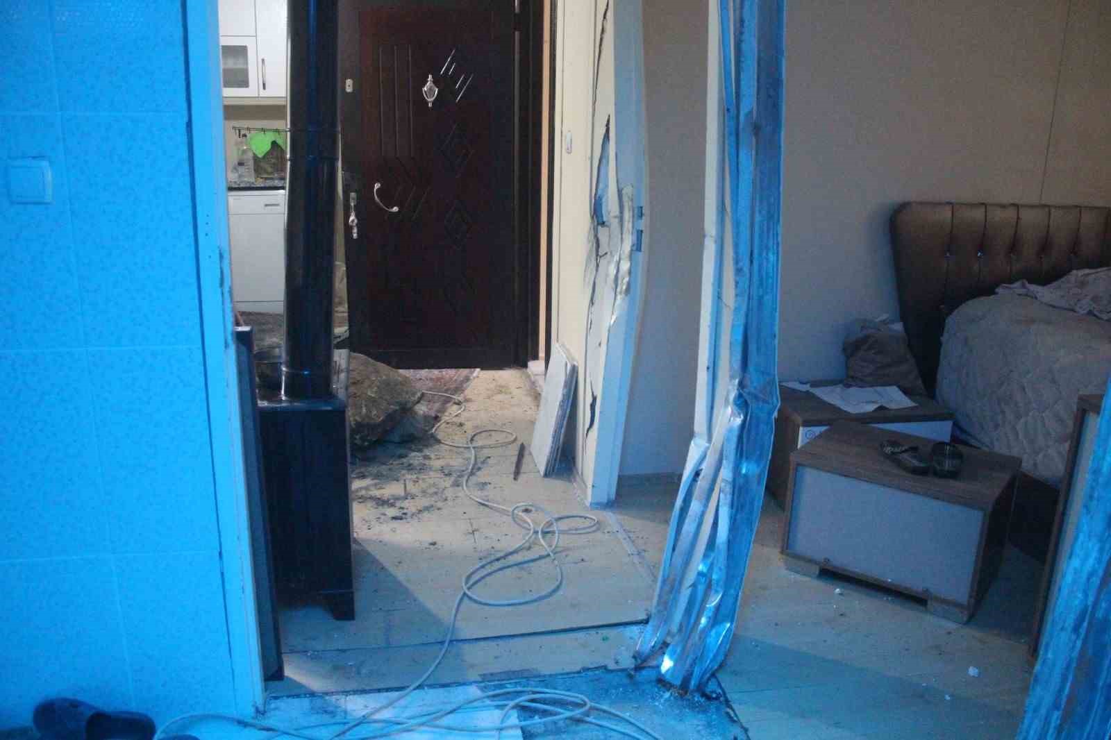 giresunda-riskli-bolgedeki-kayalar-kaldirilirken-kopan-kaya-parcasi-evin-icerisine-girdi