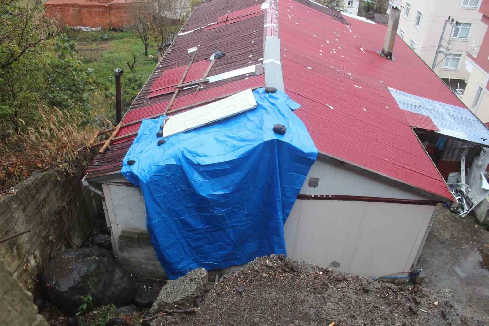 giresunda-riskli-bolgedeki-kayalar-kaldirilirken-kopan-kaya-parcasi-evin-icerisine-girdi