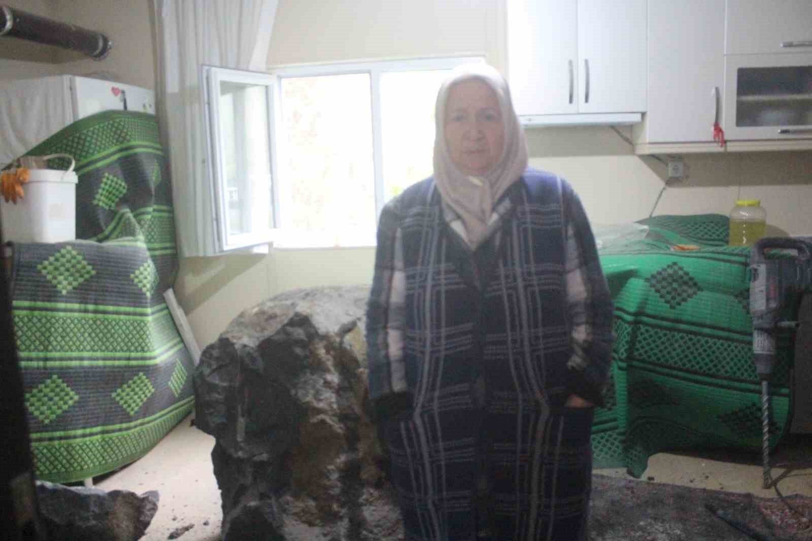 giresunda-riskli-bolgedeki-kayalar-kaldirilirken-kopan-kaya-parcasi-evin-icerisine-girdi