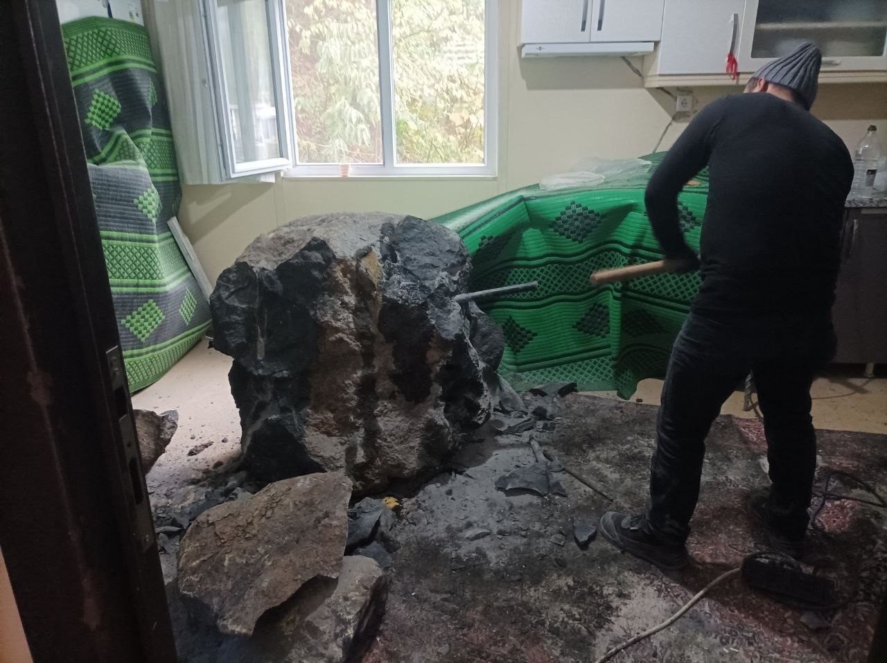 giresunda-riskli-bolgedeki-kayalar-kaldirilirken-kopan-kaya-parcasi-evin-icerisine-girdi