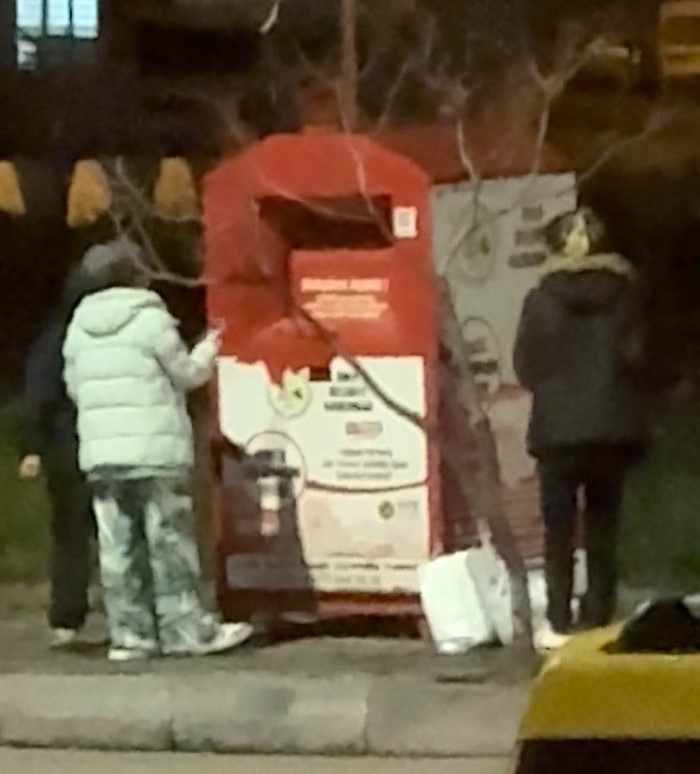 giysi-kumbarasindan-kiyafet-caldilar