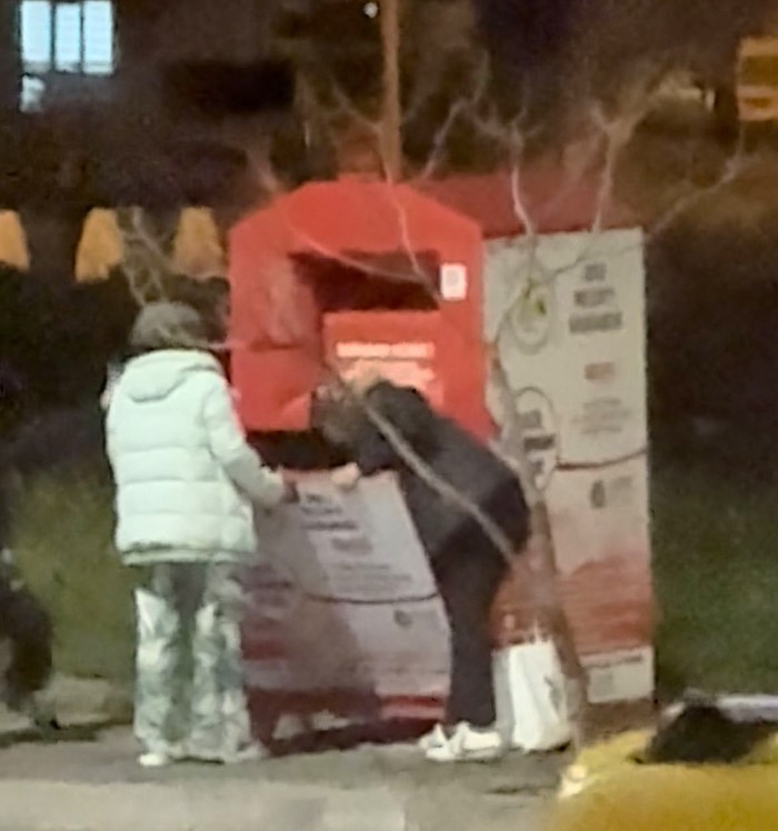 giysi-kumbarasindan-kiyafet-caldilar