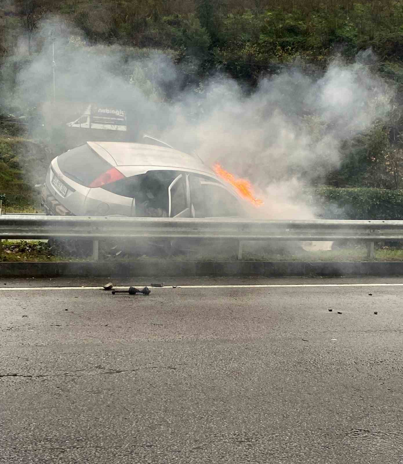gorelede-trafik-kazasi-otomobil-alev-aldi
