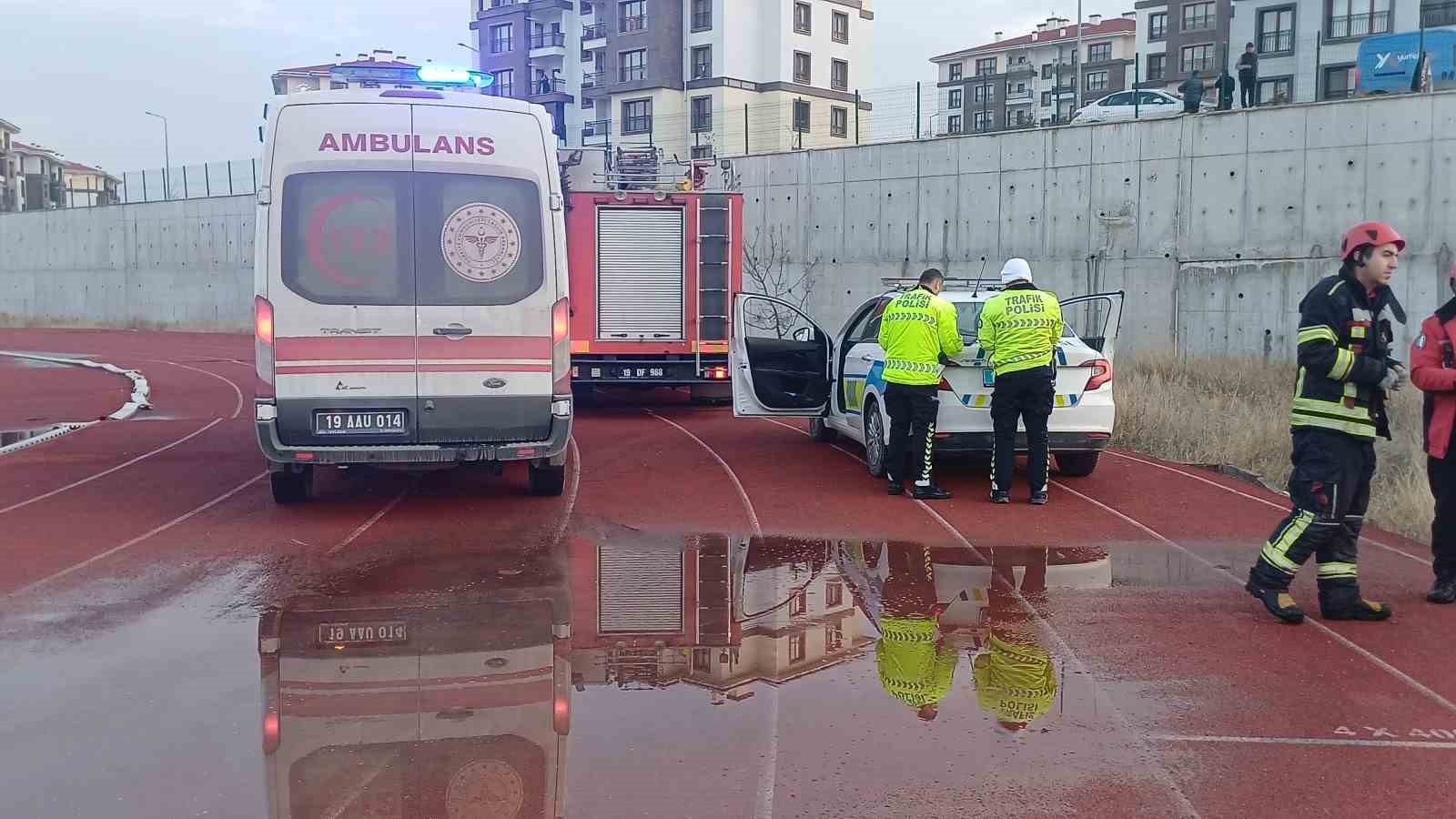 hafif-ticari-arac-8-metrelik-istinat-duvarindan-sahaya-uctu-1-agir-yarali