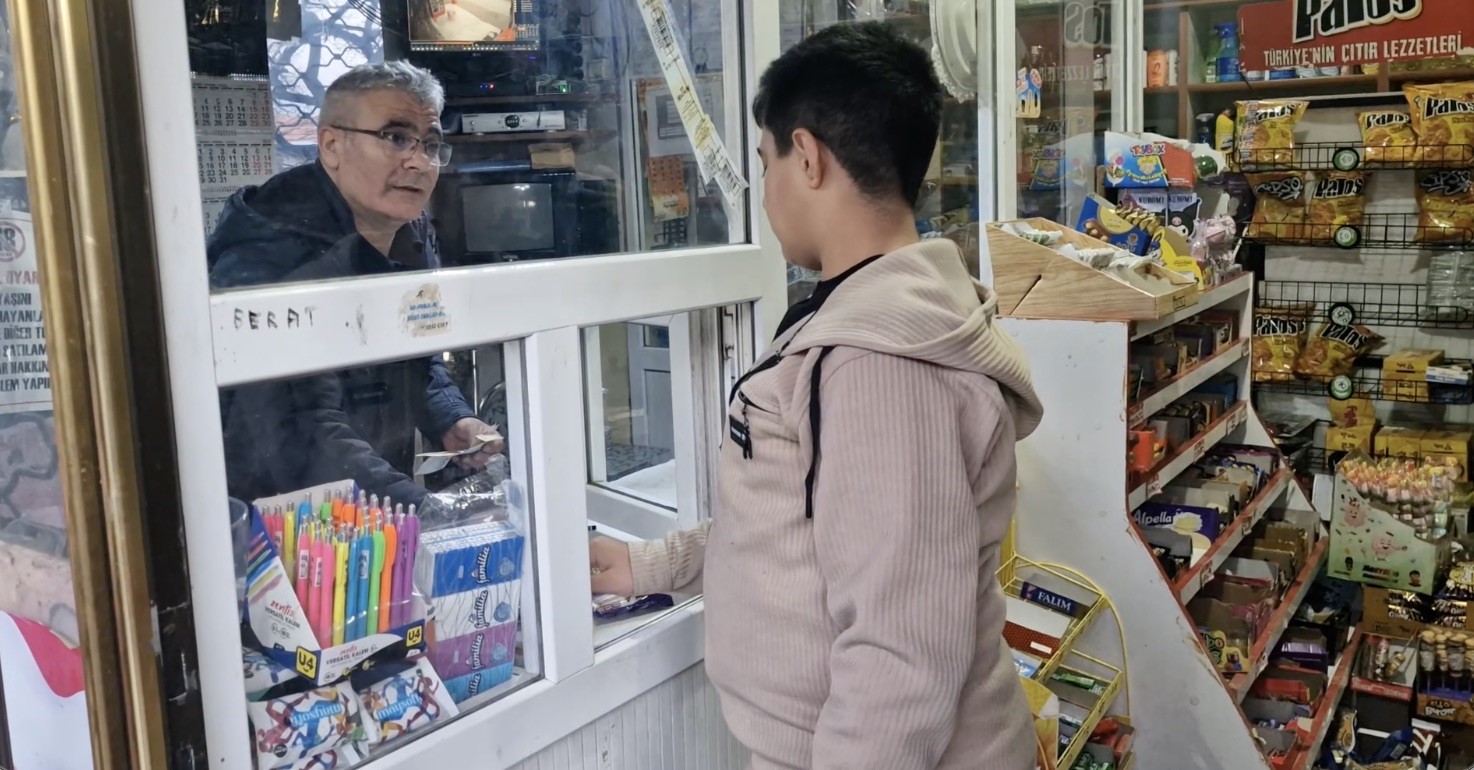 hayirsever-cift-mahalle-bakkalindaki-230-bin-liralik-veresiye-borcunu-odeyerek-50-ailenin-borcunu-sildi