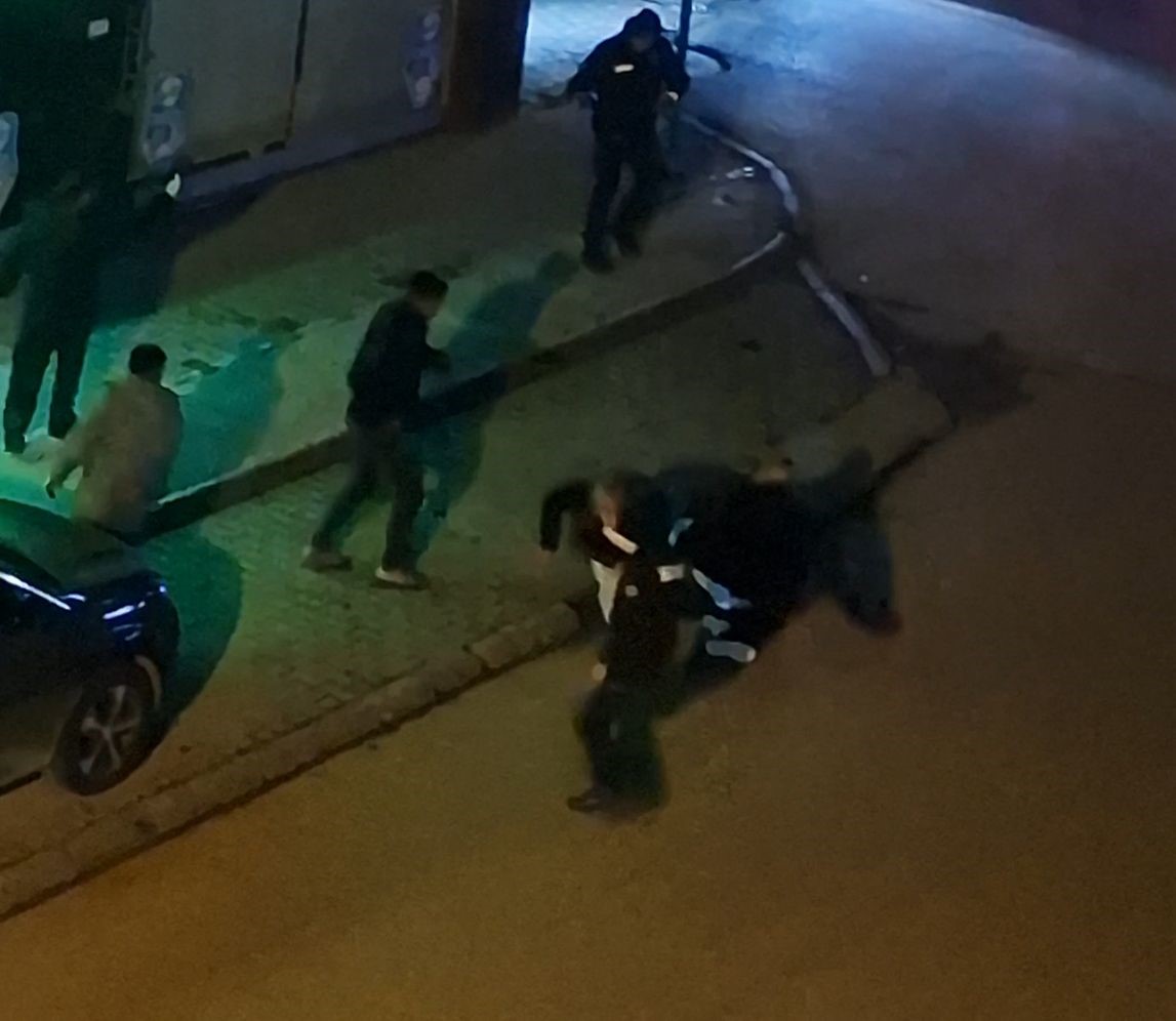 iki-grubun-kavgasini-bekciler-biber-gaziyla-ayirdi