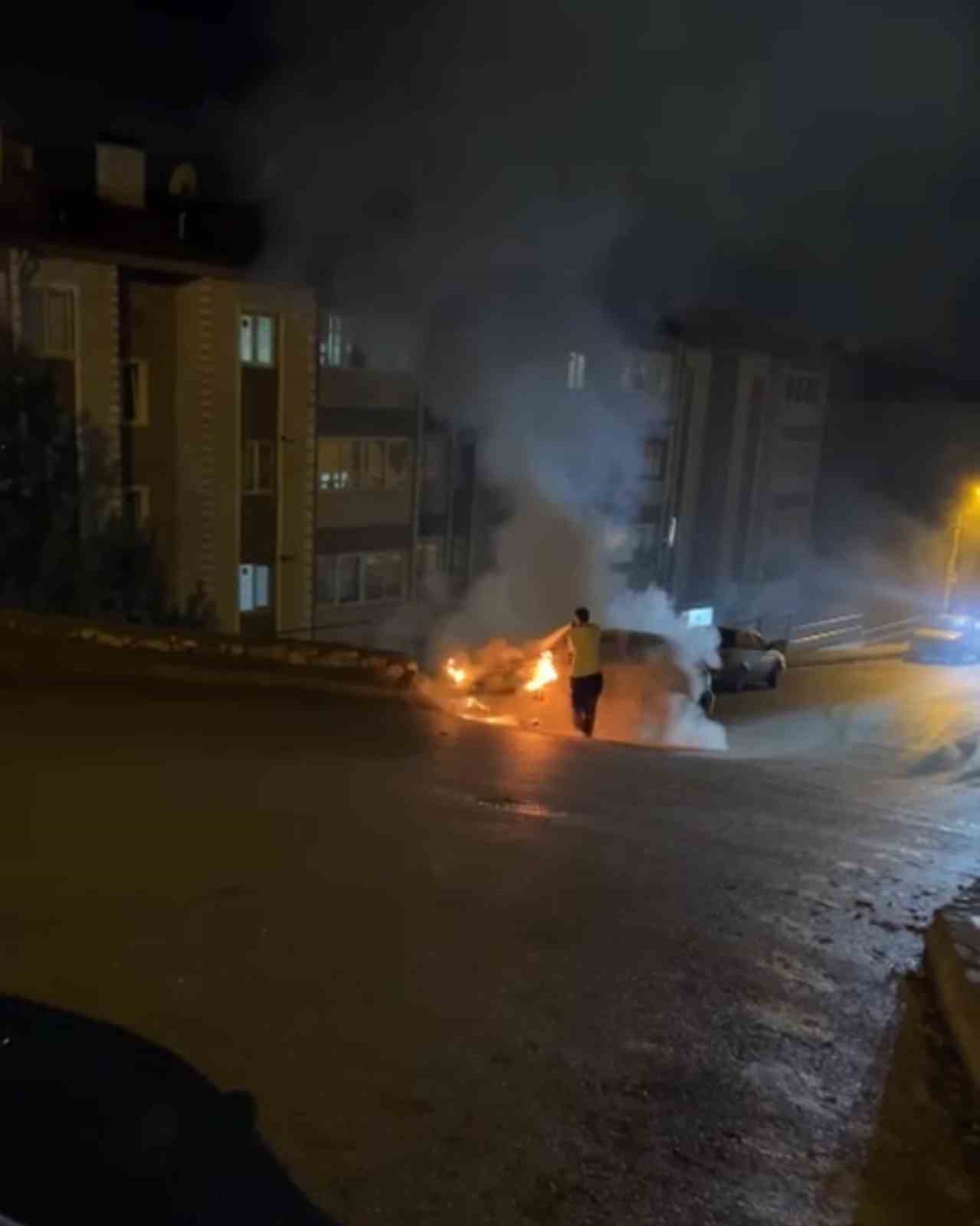 istinat-duvarina-carpan-otomobil-alev-aldi