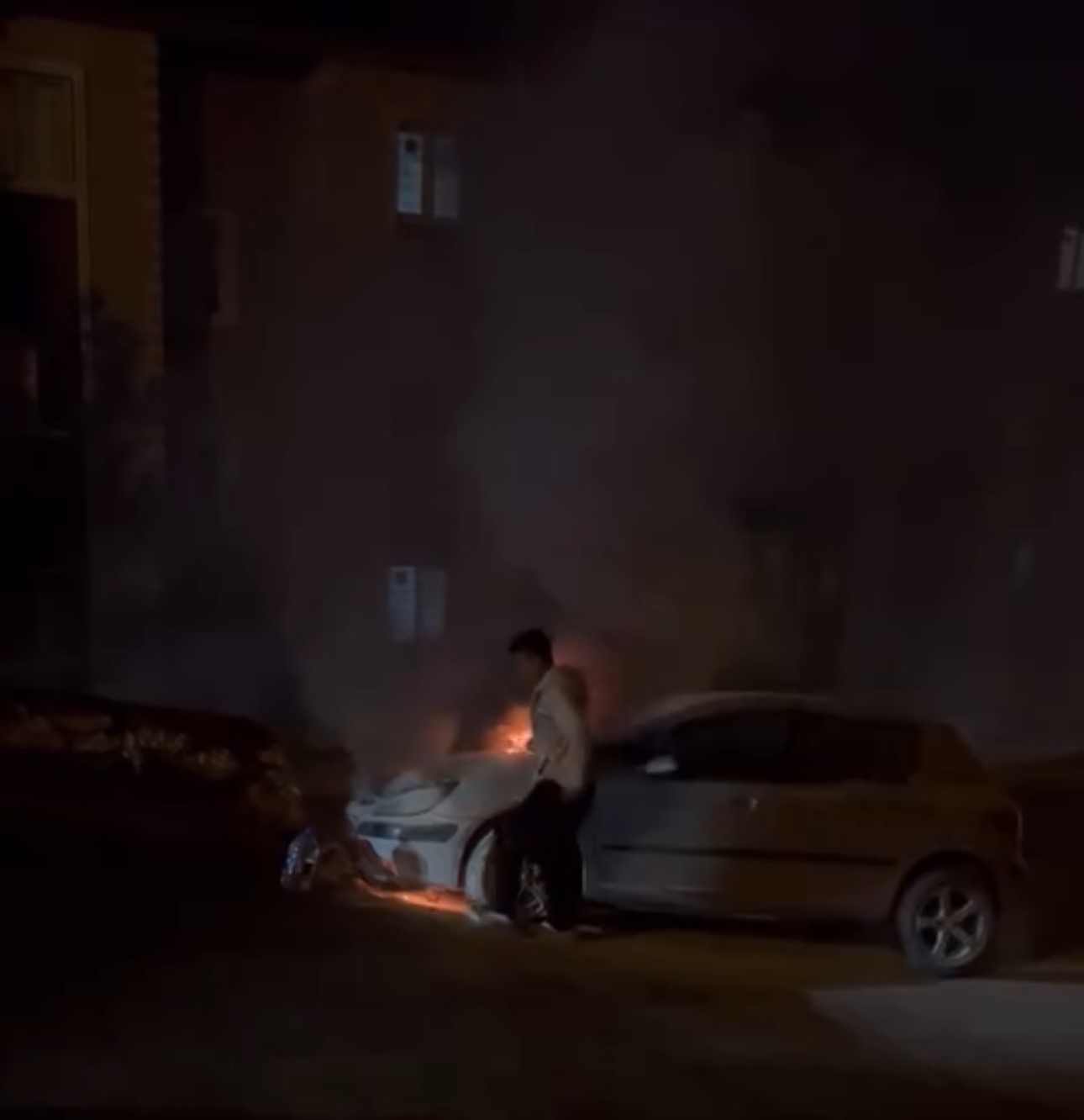 istinat-duvarina-carpan-otomobil-alev-aldi