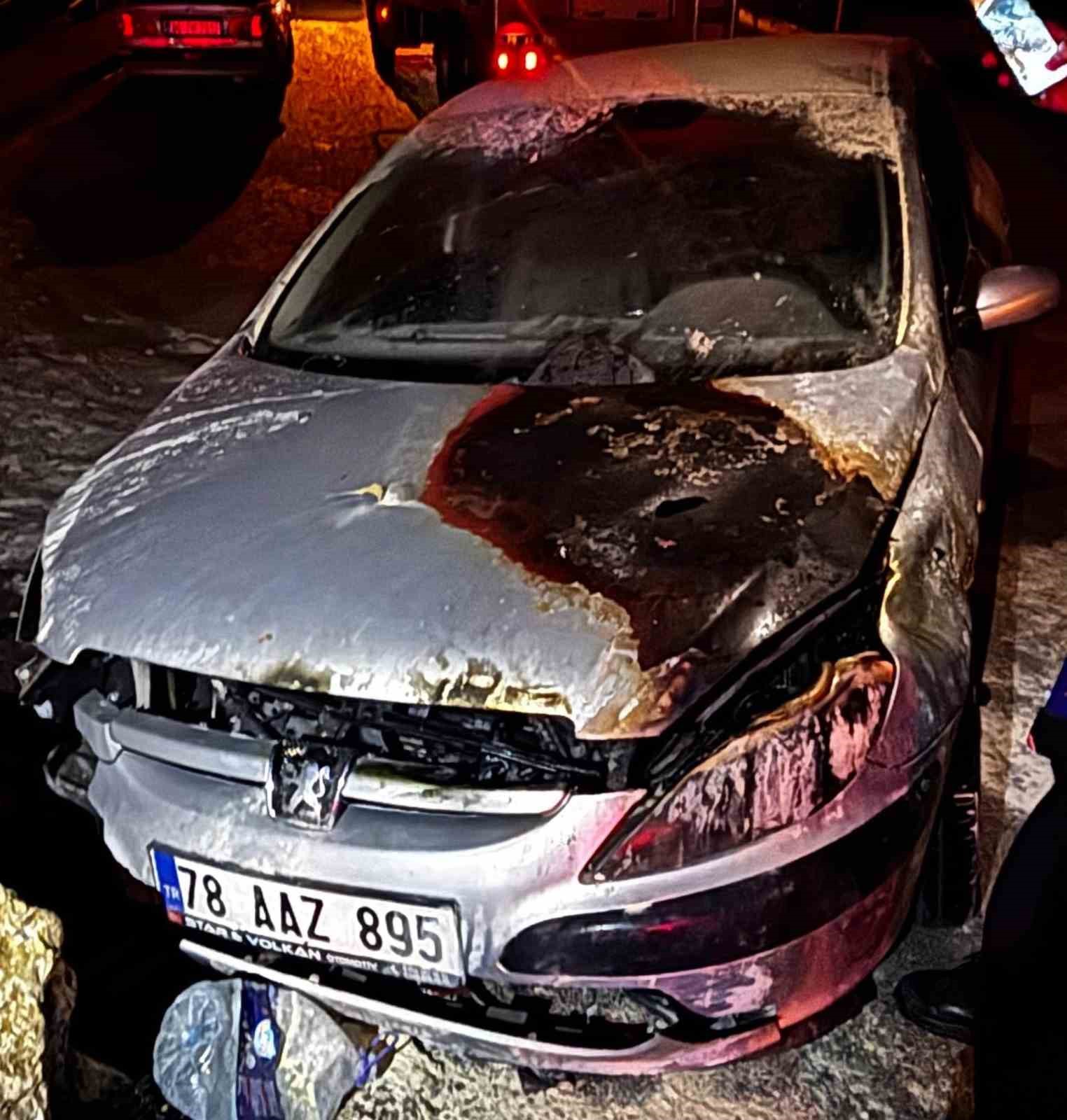 istinat-duvarina-carpan-otomobil-alev-aldi