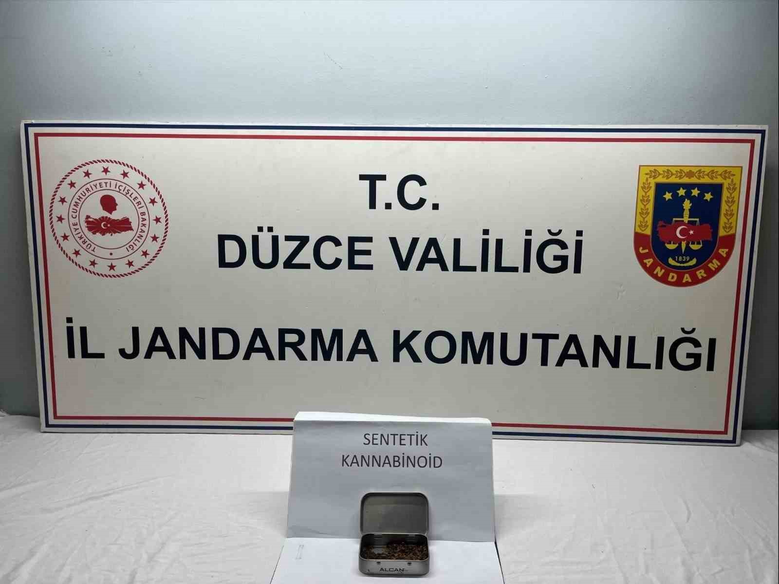 jandarma-devriye-sirasinda-yakaladi-uzerinden-uyusturucu-cikti