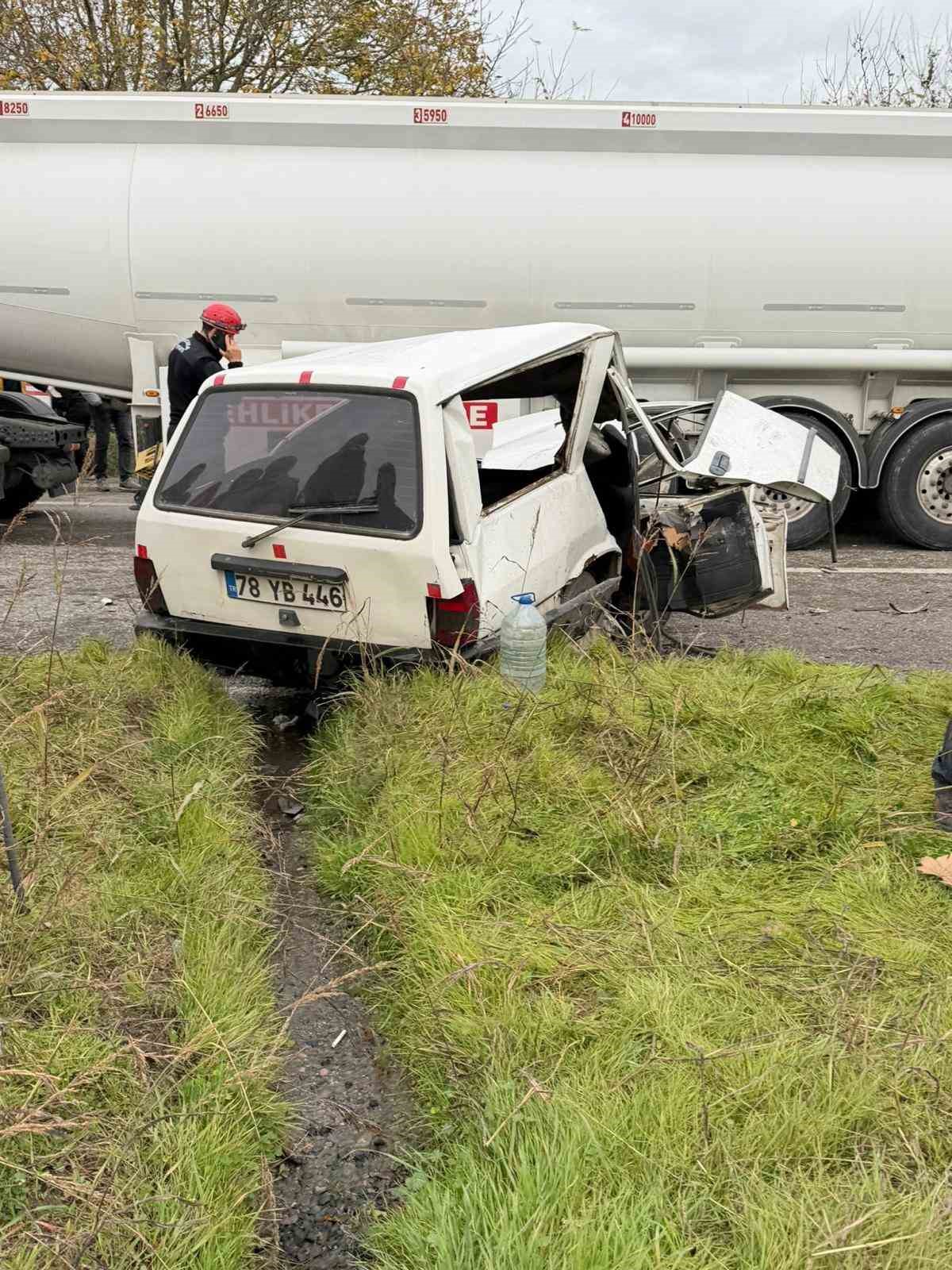 kamyona-carpan-otomobil-hurdaya-dondu-1-olu-2-yarali