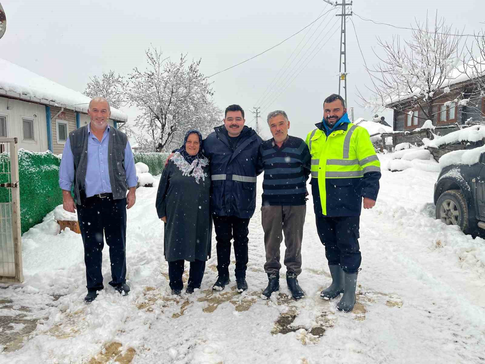 kar-altinda-surpriz-denetim-vatandas-kaymakami-karsisinda-buldu