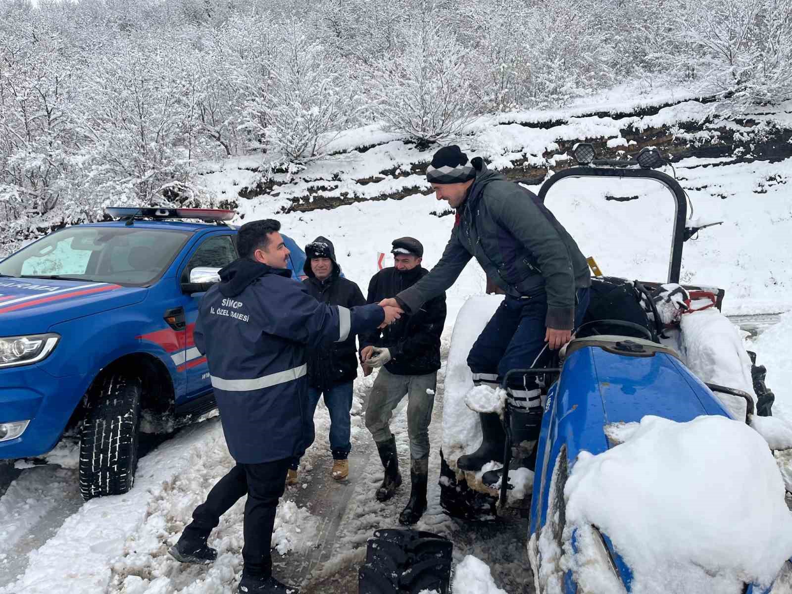 kar-altinda-surpriz-denetim-vatandas-kaymakami-karsisinda-buldu