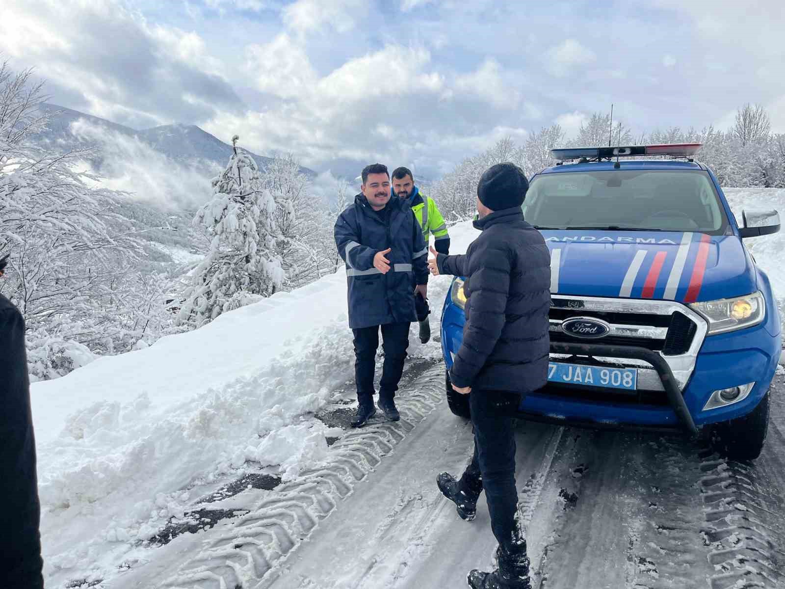 kar-altinda-surpriz-denetim-vatandas-kaymakami-karsisinda-buldu