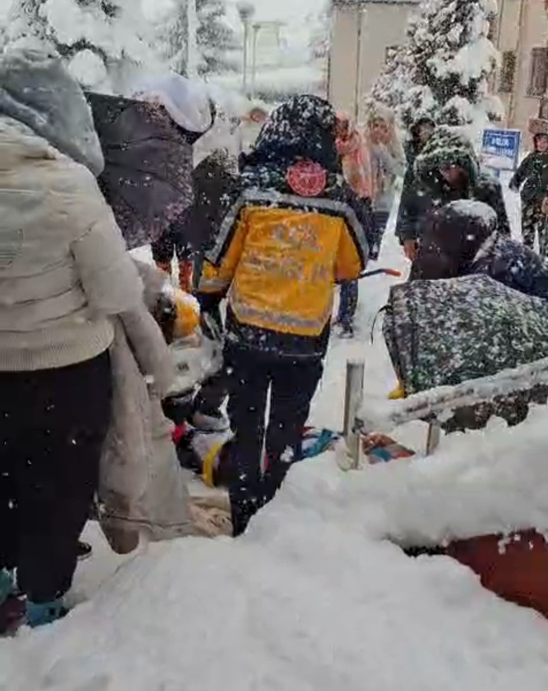 kar-kapli-merdivenden-dusen-ogrenci-yaralandi