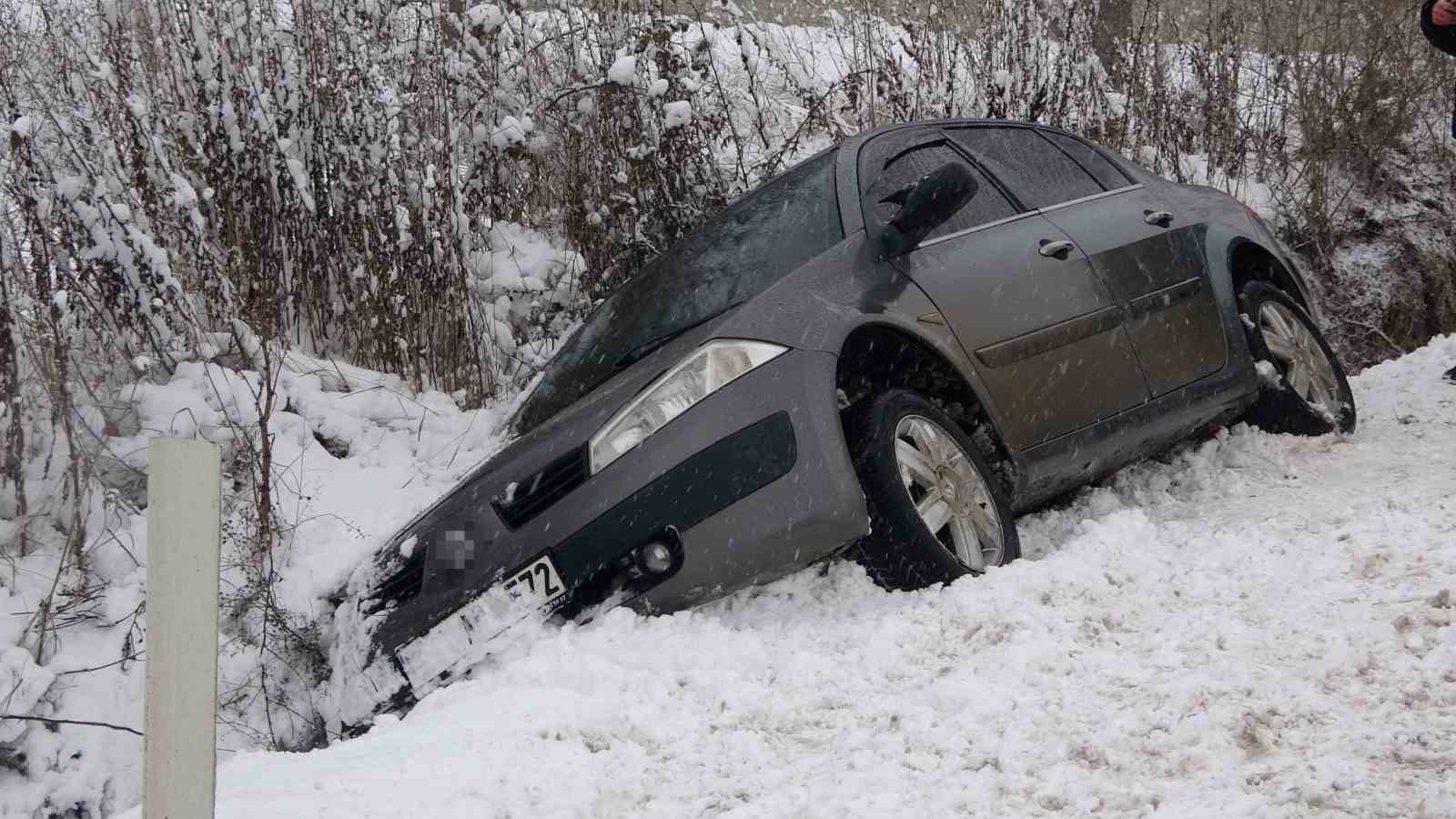 kar-kazayi-beraberinde-getirdi-yan-yatan-otomobildeki-4-kisi-yaralandi