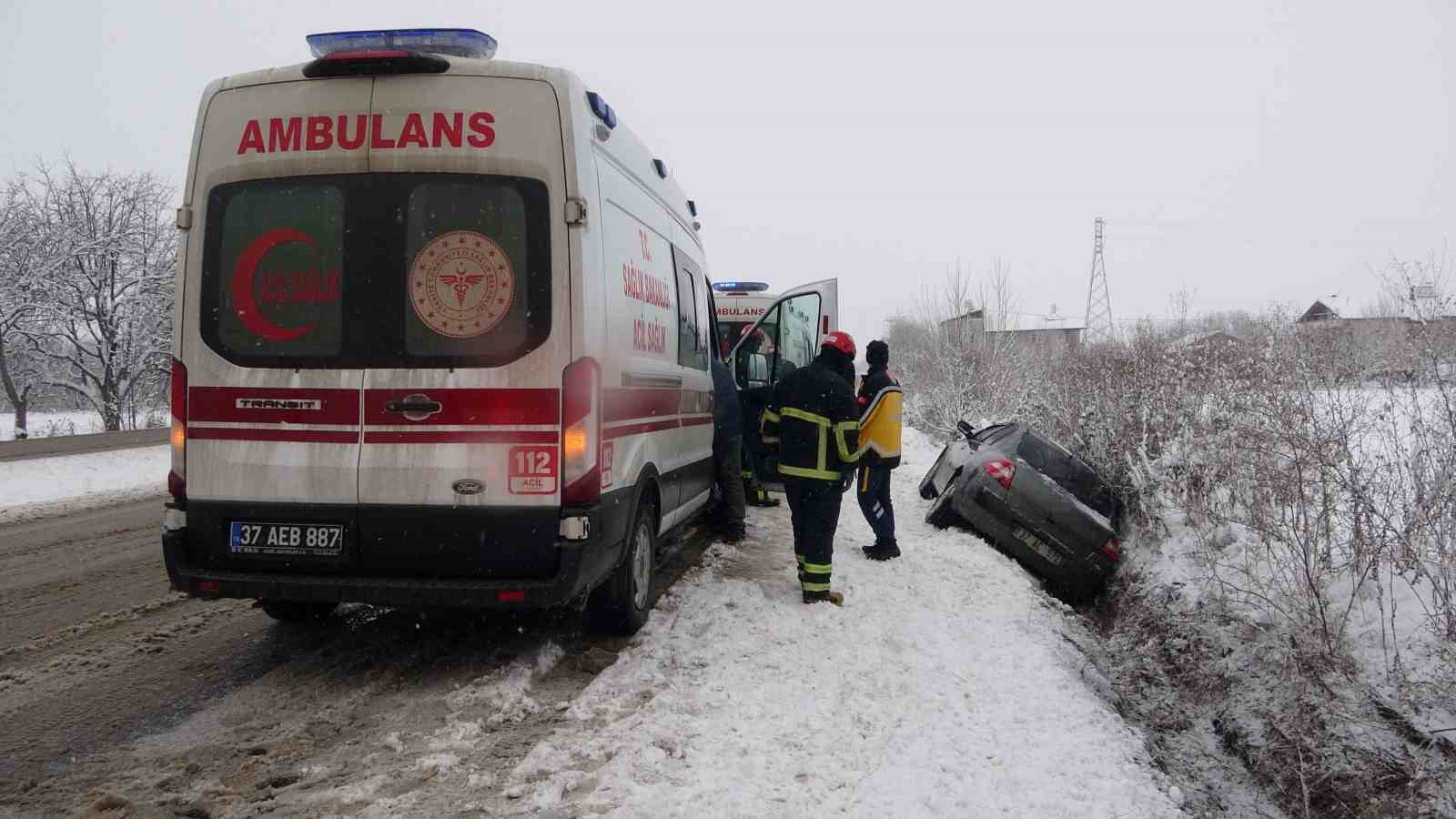 kar-kazayi-beraberinde-getirdi-yan-yatan-otomobildeki-4-kisi-yaralandi