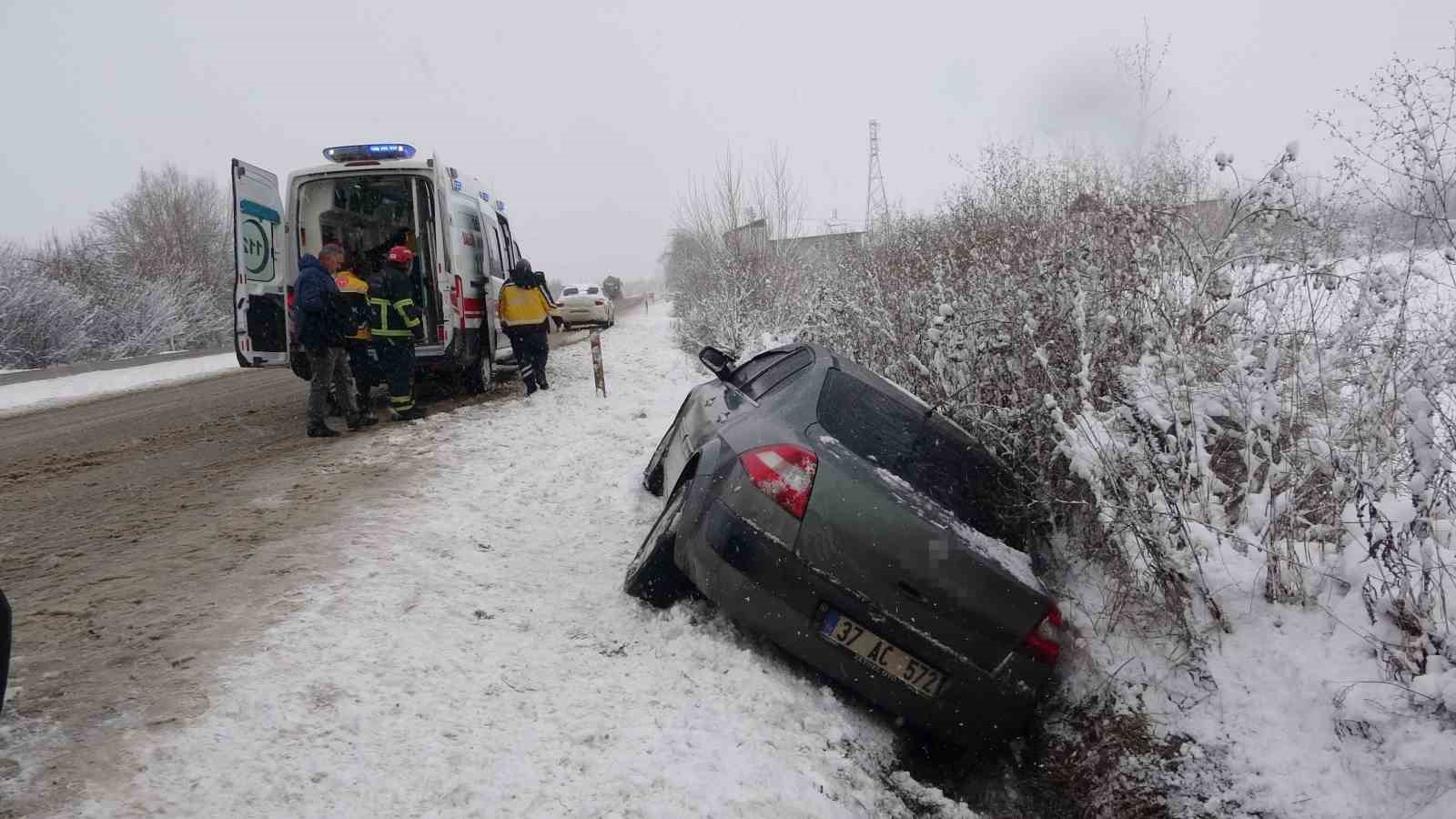 kar-kazayi-beraberinde-getirdi-yan-yatan-otomobildeki-4-kisi-yaralandi